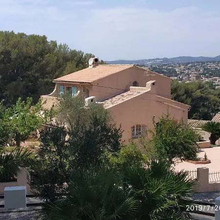 Avec Grande Piscine Et Port De Sanary A Pieds *