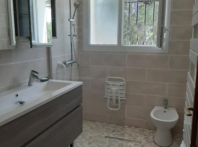 Avec Grande Piscine Et Port De Sanary A Pieds Six-Fours-les-Plages