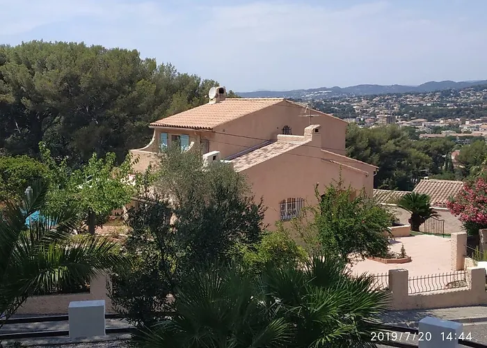 Avec Grande Piscine Et Port De Sanary A Pieds *